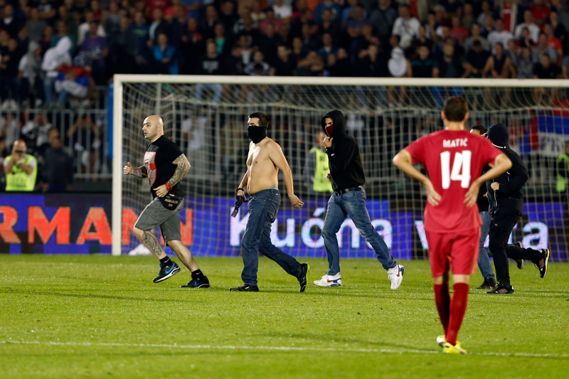 Illustration for article titled Un dron (y una bandera) causan el caos en el partido Serbia-Albania